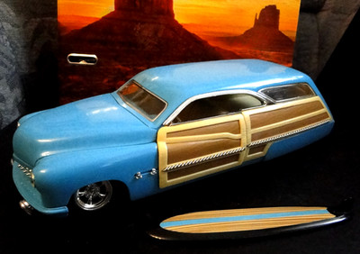 Custom Merc Woodie mit Surfbrett  1:18