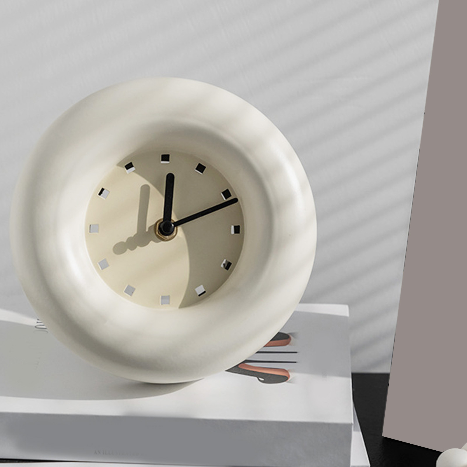 (White)Bedroom Desk Clock Iron Battery Operated Accurate Timekeeping