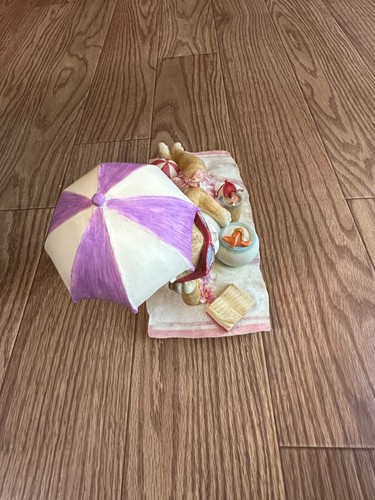 Cat On A Beach Towel With Umbrella Resin Figurine Novelty Statue 9"x 12" Wide - Picture 4 of 6