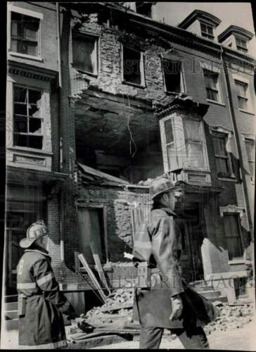 1970 foto de prensa colapso de pared en West Springfield Street en el sur de Boston - Imagen 1 de 2