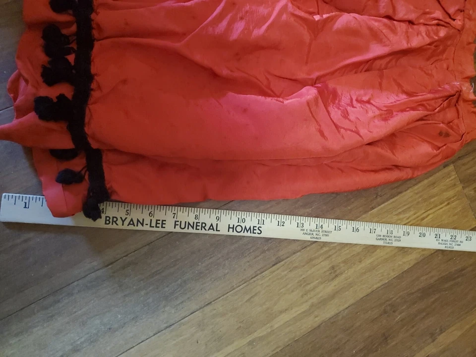 falda roja con pompón negro ribete vampiro gótico gitano 26" cintura vintage retro Foto 3 de 4