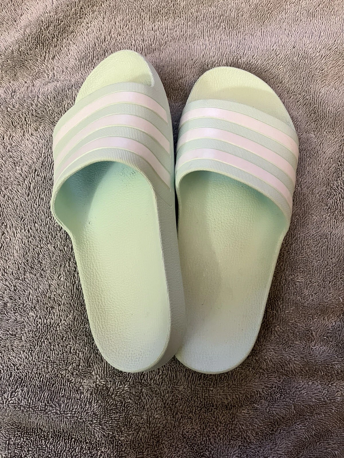 Sandali da donna verdi taglia 7 nuovi di zecca Adidas slide on