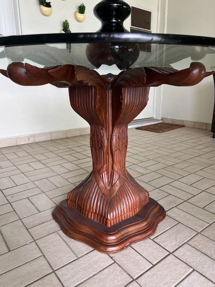 Mesa de comedor de madera maciza de caoba tallada a mano con tapa de vidrio biselado. "D48"" X H30""" Foto 2 de 4