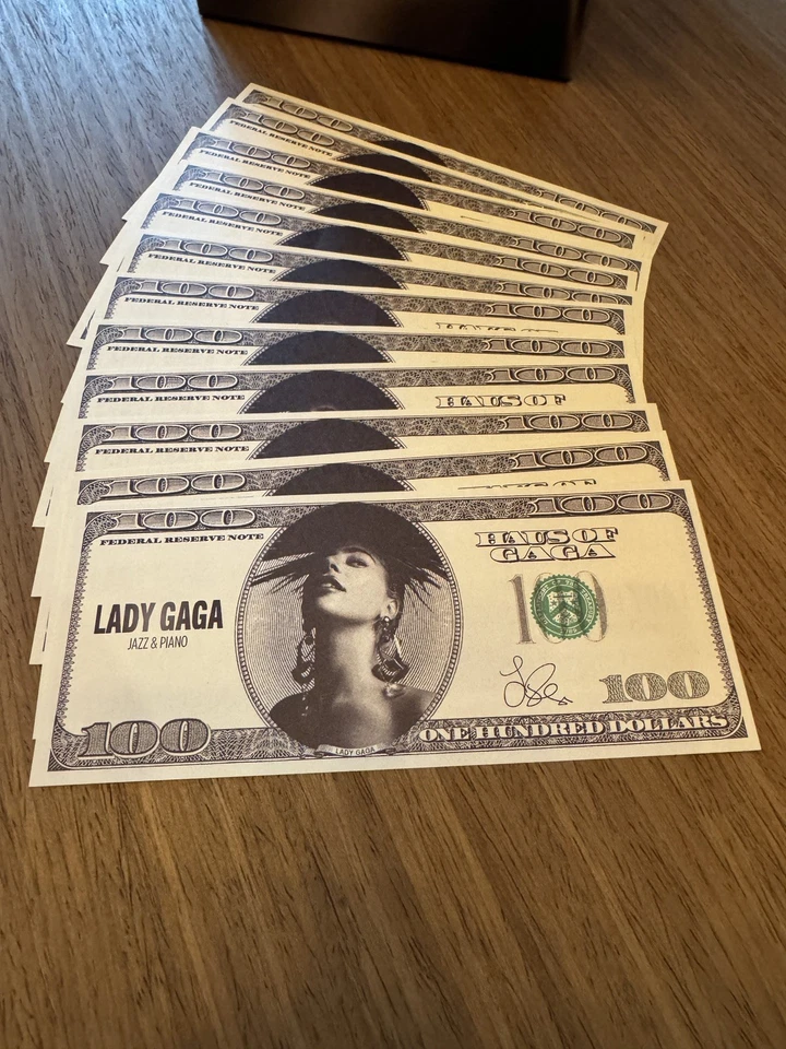 Caja Lady Gaga Dom Perignon Brut 2010 (sin botella) Foto 2 de 4