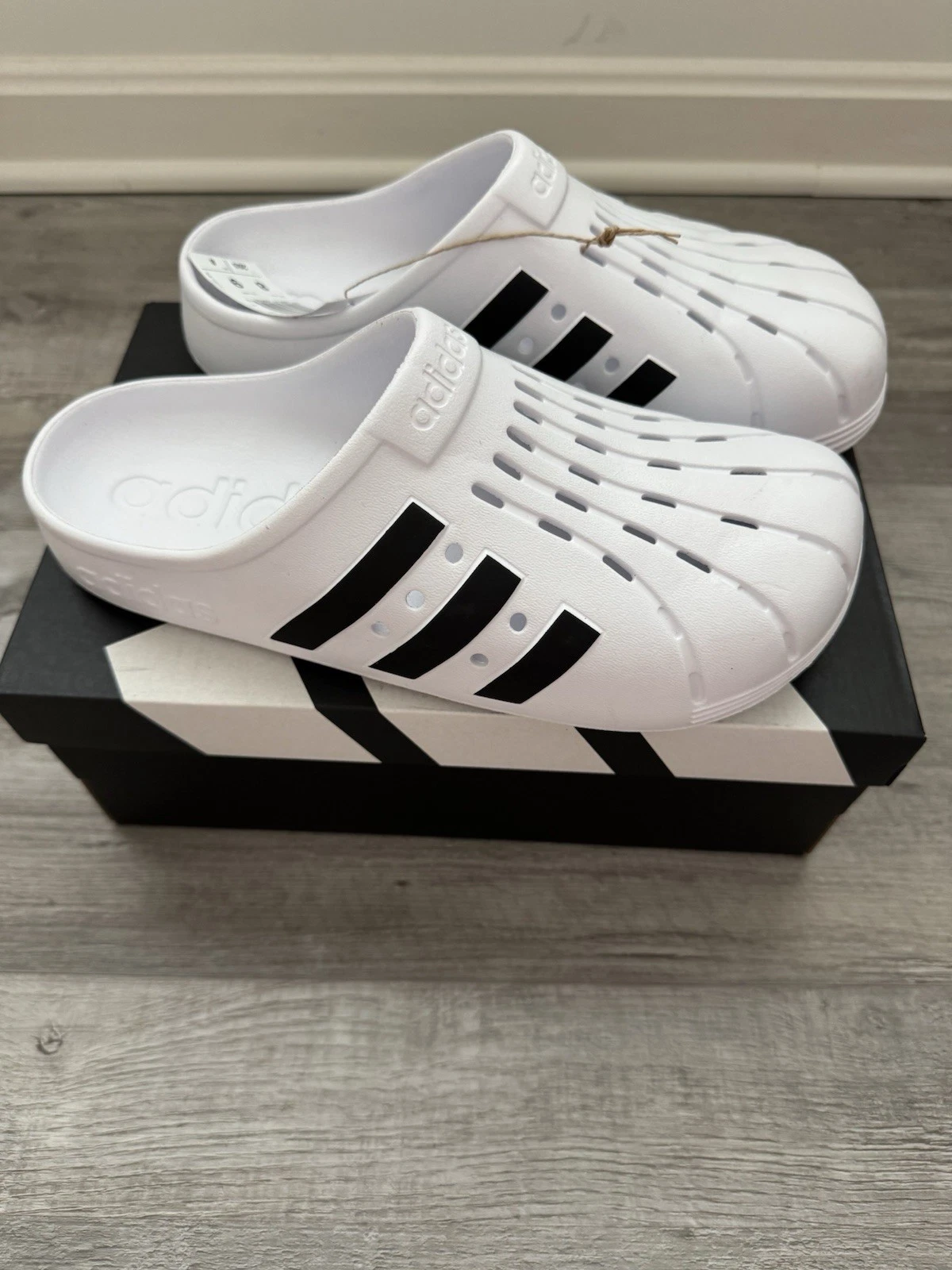 Nuovi zoccoli Adidas Adilette sandali unisex bianchi e neri taglia 8 UOMO 9 DONNA