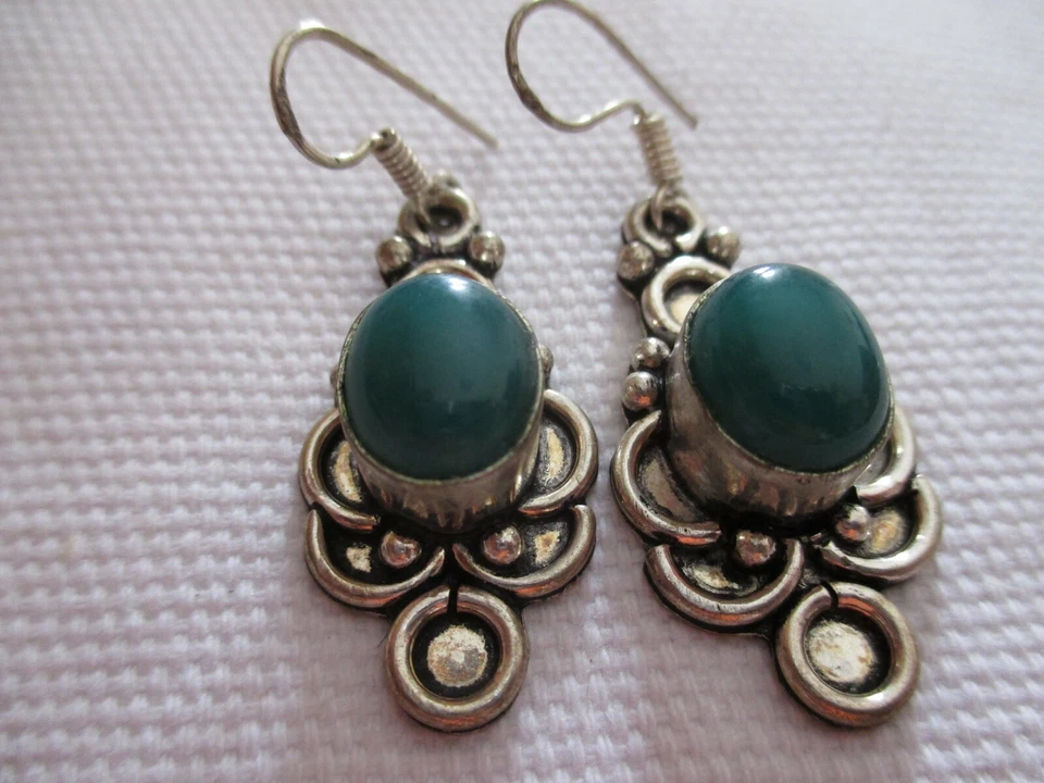 Orecchini pendenti vintage color argento con pietra verde - Immagine 4 di 4