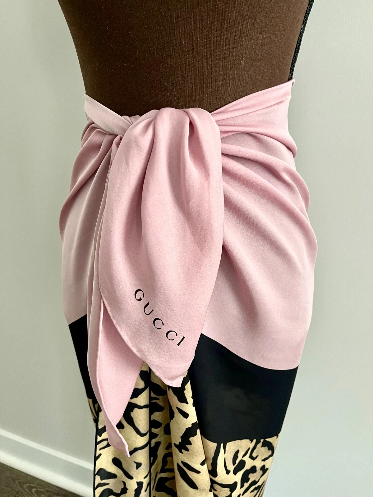 Gucci écharpe châle mousseline oversize soie rose enveloppante imprimé animal avec boîte Gucci