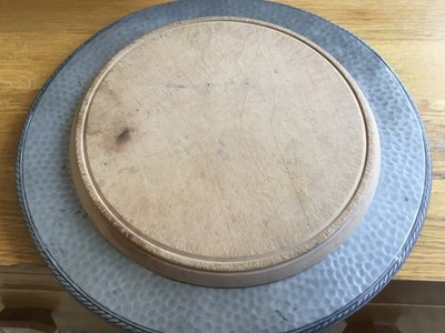 Vintage Brotbrett in Zinnschale