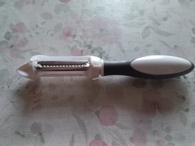 Universalschäler Gemüseschäler Obstschäler 2 verschiedene Klingen TCM