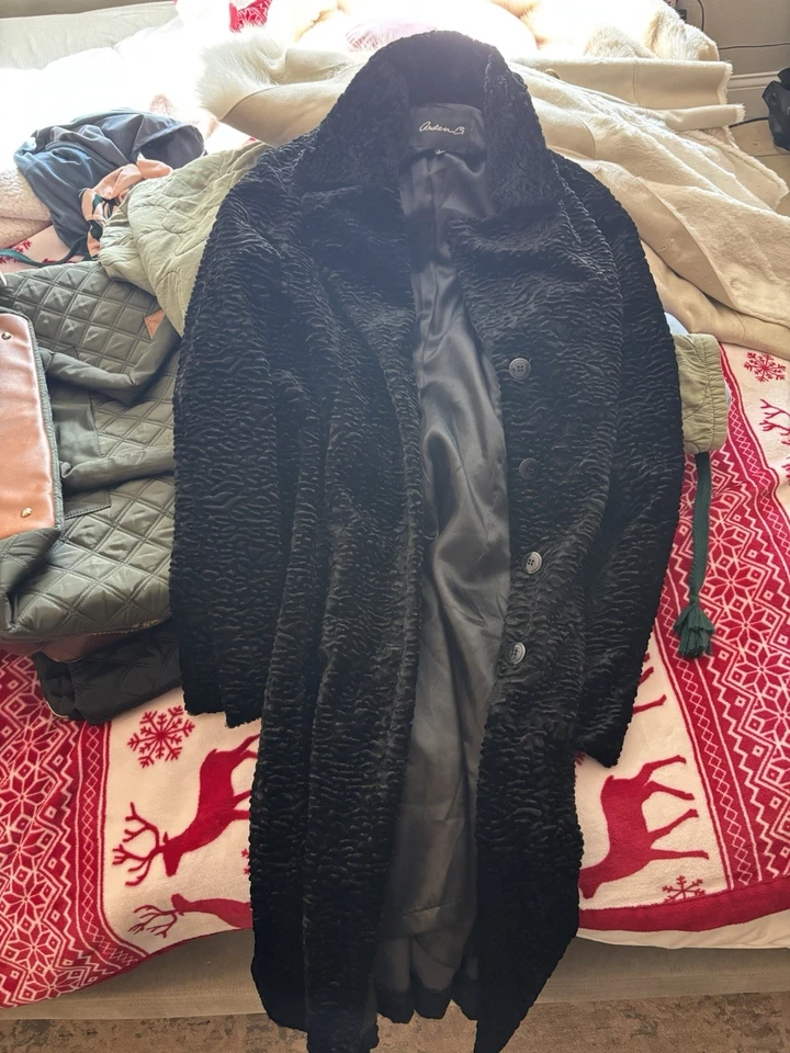 Abrigo para mujer Arden B negro texturizado aplastado talla grande Foto 3 de 4