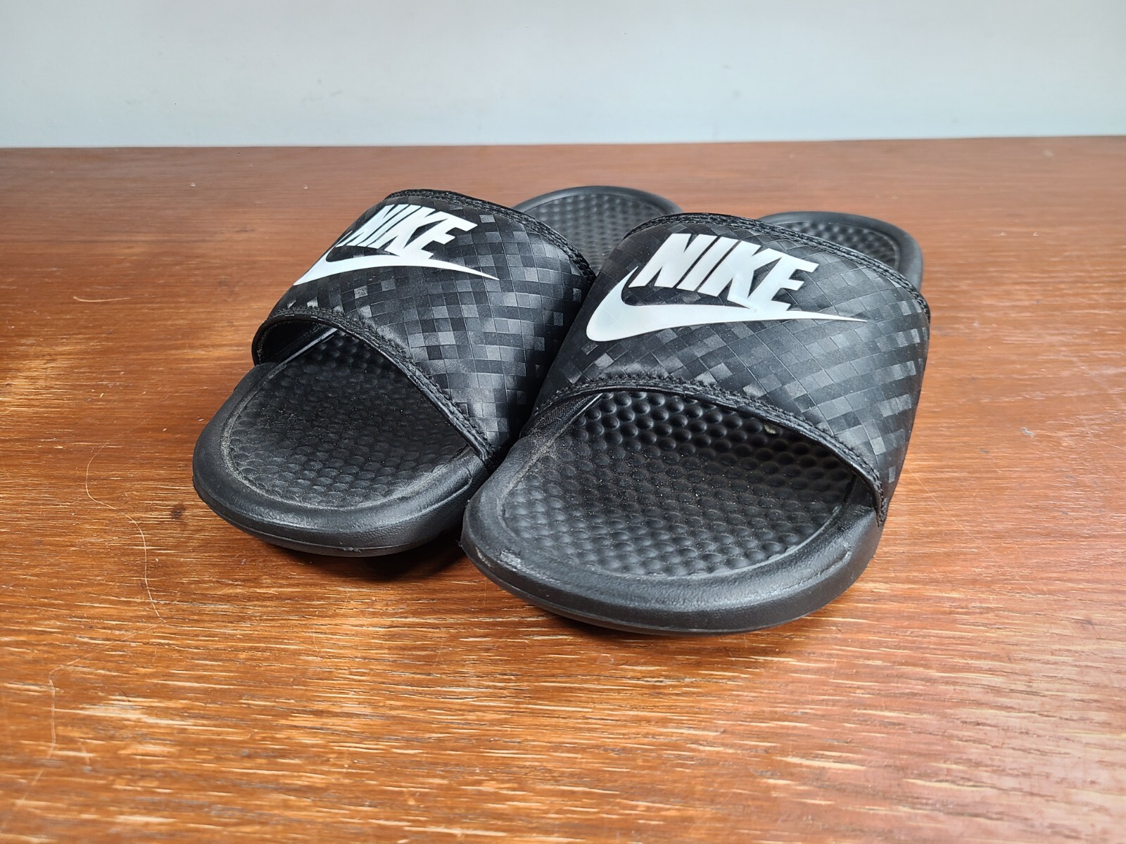 Nike Benassi Black White Sport Slides Sandals Women Size 8 343881-011