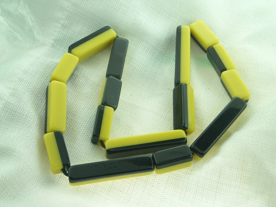 Collar Plástico Reversible Marni H&M Negro y Amarillo Colores Abejorro 20" Foto 2 de 4