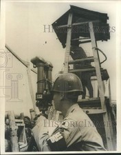 1963 Press Photo South Korean Sentries manning periscope binoculars, South Korea