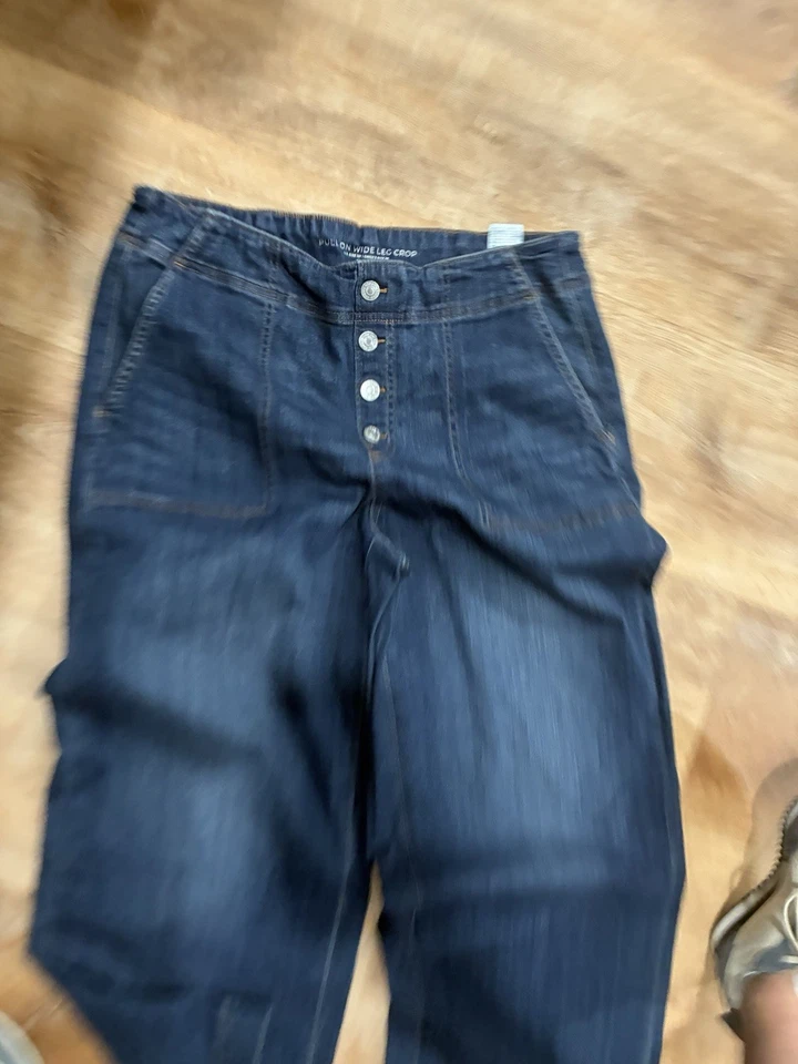 Pantalones de mezclilla cortos Chico’s para dama - talla 2P Foto 3 de 4