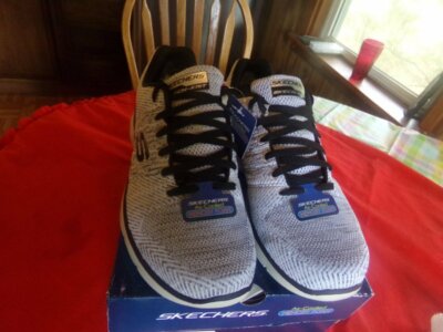 NEW IN BOX SKECHERS SKECH KNIT SIZE 9.5 WHITE/BLACK
