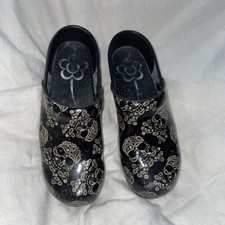 Sanita Clogs Nurse Shoes 39 Black w/ Off-White Cream Sugar Skulls; Arch Support