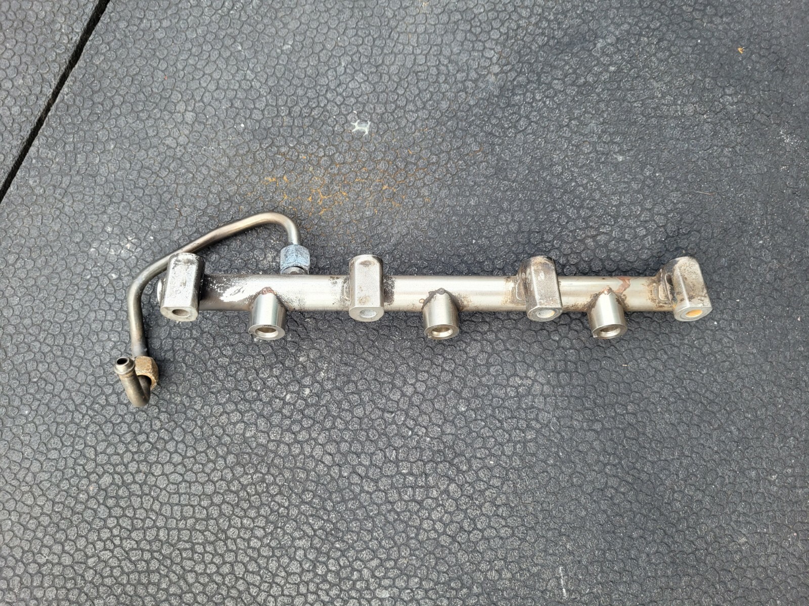 2014 Maserati Ghibli S Q4 Right Fuel Injector Injection Rail OEM