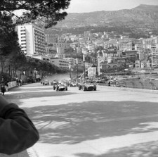 Jean Behra Ferrari 246 leads Stirling Moss Cooper T51 Climax 1959 Photo 13