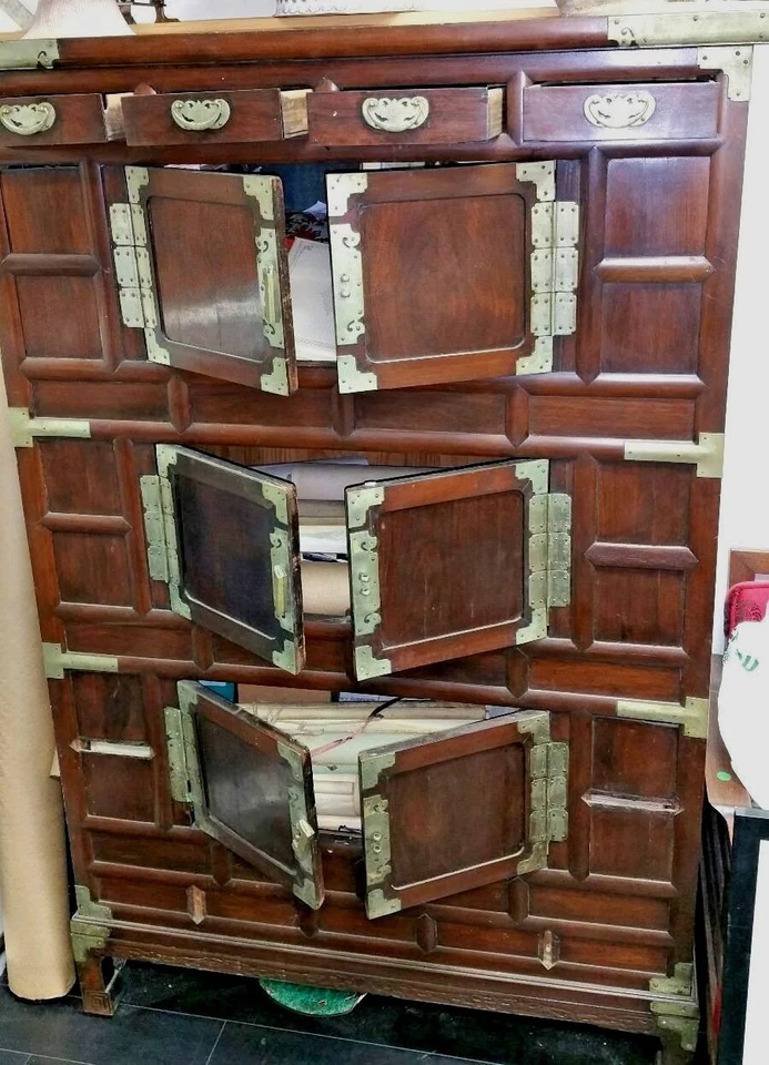 ARMÁRIO DE MADEIRA COREANO ANTIGO COM ACESSÓRIOS E ALÇAS DE BRONZE, SÉCULO 18  - Imagem 4 de 4