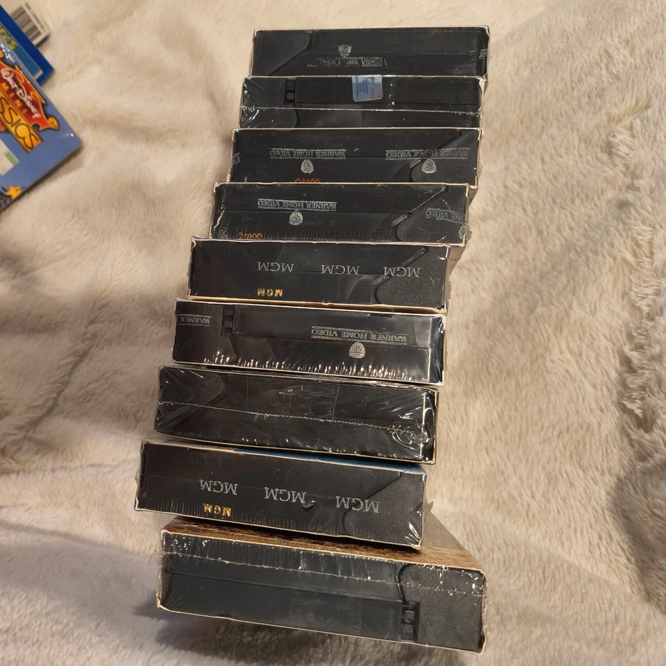 Lot of 9 Brand NEW/Factory Sealed VHS Tapes Movies 90s Comedy Family Action Sci Foto 2 de 4