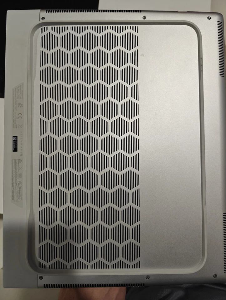 Alienware X16 R2 240Hz QHD+ 2.5GHz Ultra 9 185H 32GB 4TB SSD RTX 4090 Garantía  Foto 3 de 4