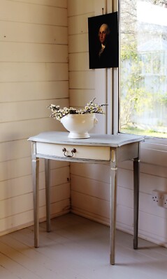KLEINE ''HANDWERKLICH BEMALTE'' GRAU & WEISSE LAMPE/BEISTELL-/KONSOLE/FLURTISCH