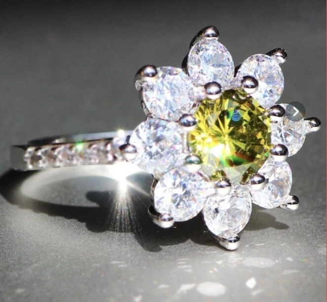 Impresionante conjunto de pendientes de peridoto verde circonita cúbica con flores talla 10 y peridoto ovalado Foto 3 de 4