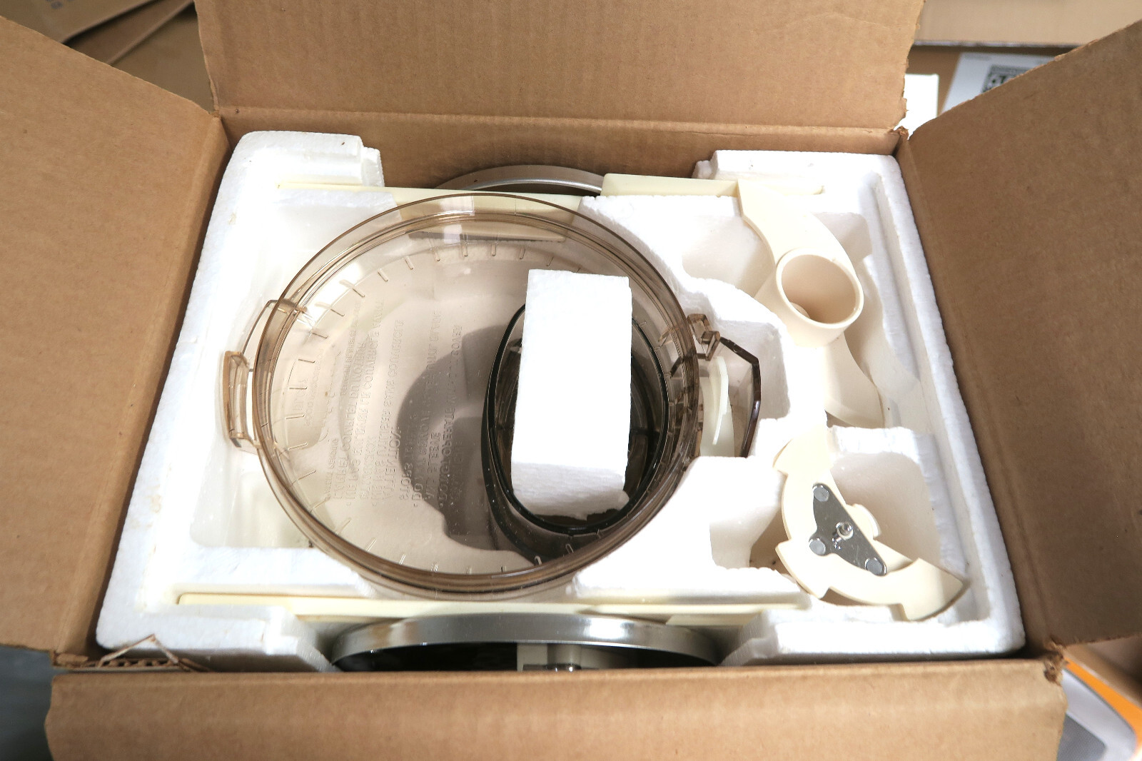 Cuisinart DLC 7 Super Pro Food Processor Amber Ivory NEW IN THE BOX. Never Used
