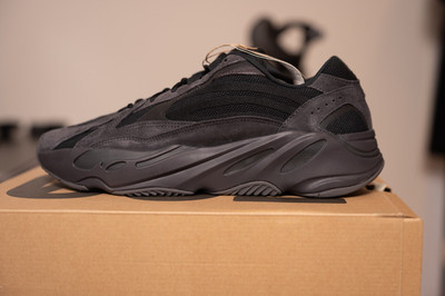 Yeezy Boost 700 V2 VANTA VANTA VANTA FU6684