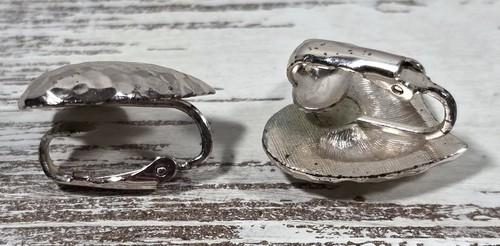 Vintage Hammered Silver Tone "Precious Hearts" Clip-On Earrings Avon - Picture 3 of 4