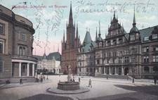 1913 AK Deutsches-Reich Wiesbaden Stadtbild Schloßplatz Brunnen Kirche Gebäude !
