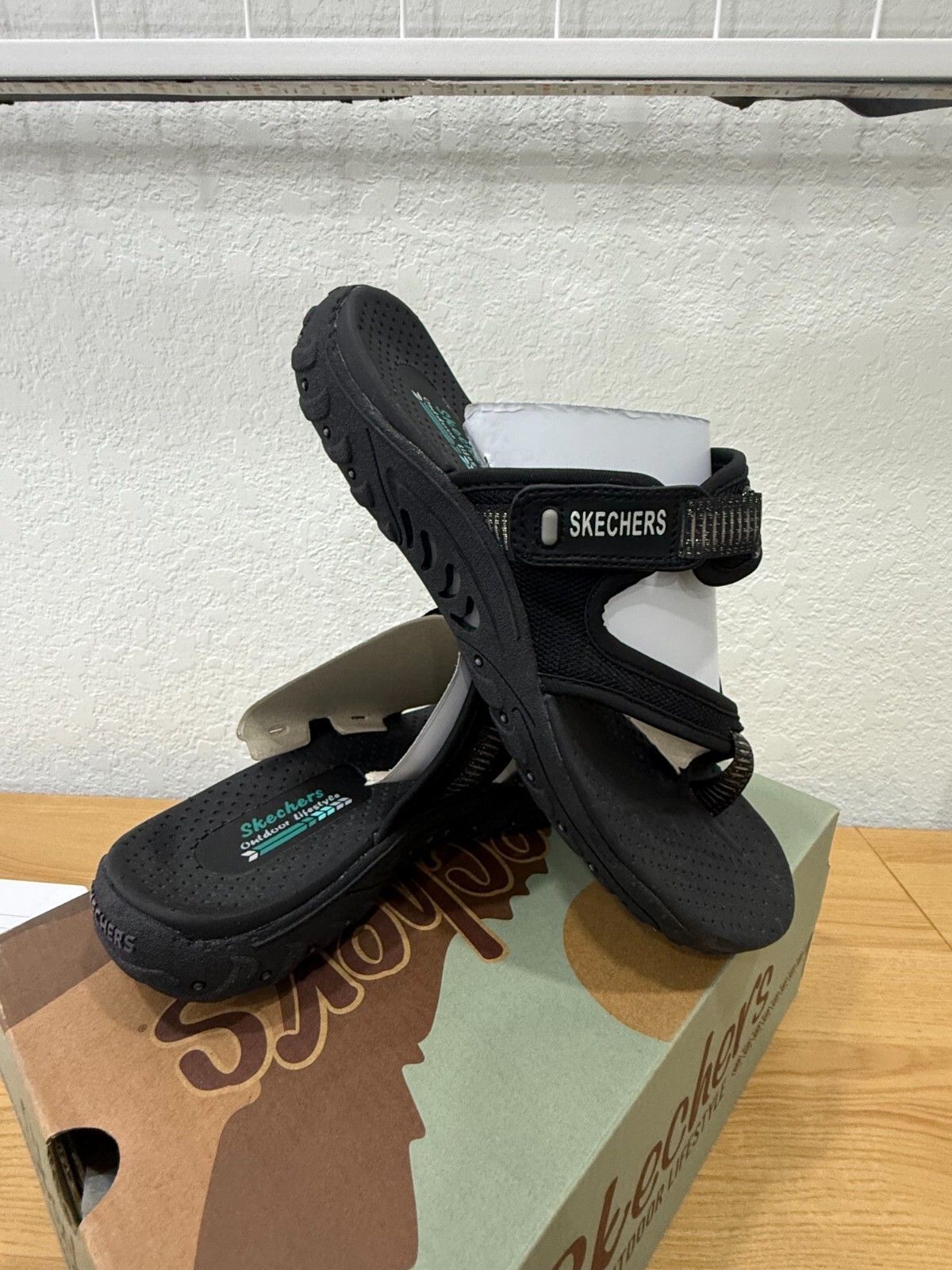 SKECHER WOMAN SANDALS SIZE 9 OUTDOOR STYLE COLOR BLACK NEW IN BOX