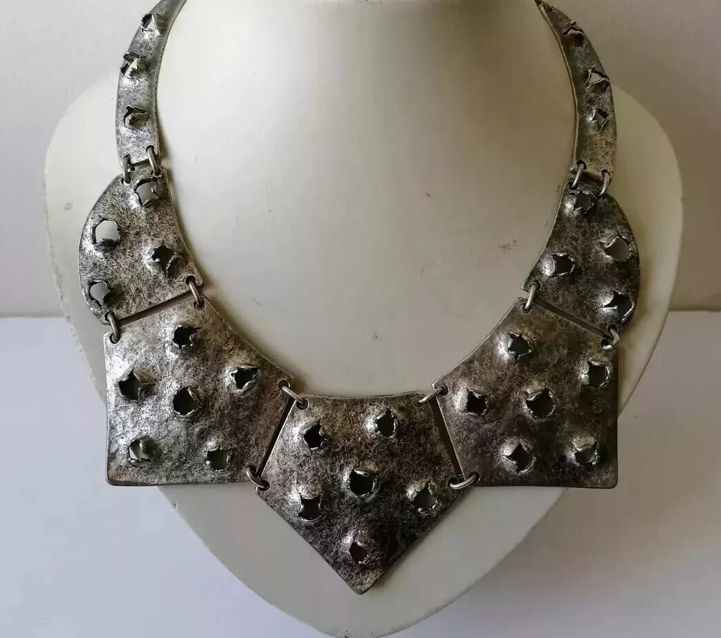 Collar Modernista Tono Plata Textura Brutalista Flecos Audaces Étnico Cuello Babero