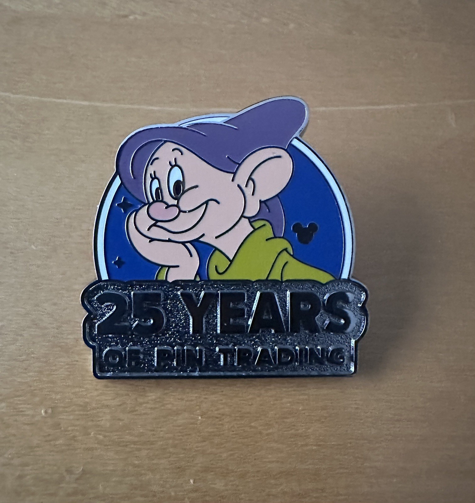 2025 Hidden Mickey Pin Dwarf Dopey 25 Years of Trading Logo - WDW Disney Wave A