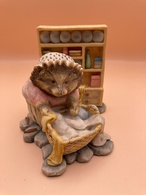 Beatrix Potter Mrs Tiggy Winkle Washerwoman Figurine 4'' Border Fine Arts 1987