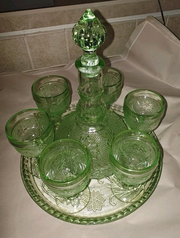 VINTAGE TIARA GREEN SANDWICH GLASS CHANTILLY DECANTER SET W/ TRAY & 6 GLASSES