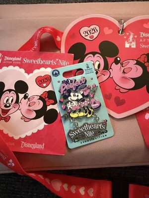 ディズニーランド スウィートハートナイト 2026 ピン Disney Sweethearts Nite Event Edition Dangle Pin Mickey Minnie