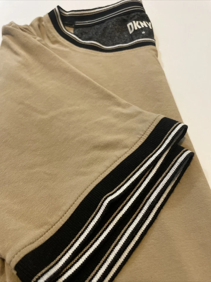 Camiseta masculina DKNY logotipo e detalhe de acabamento cáqui algodão-elastano bege DK24SK1961 - Imagem 4 de 4