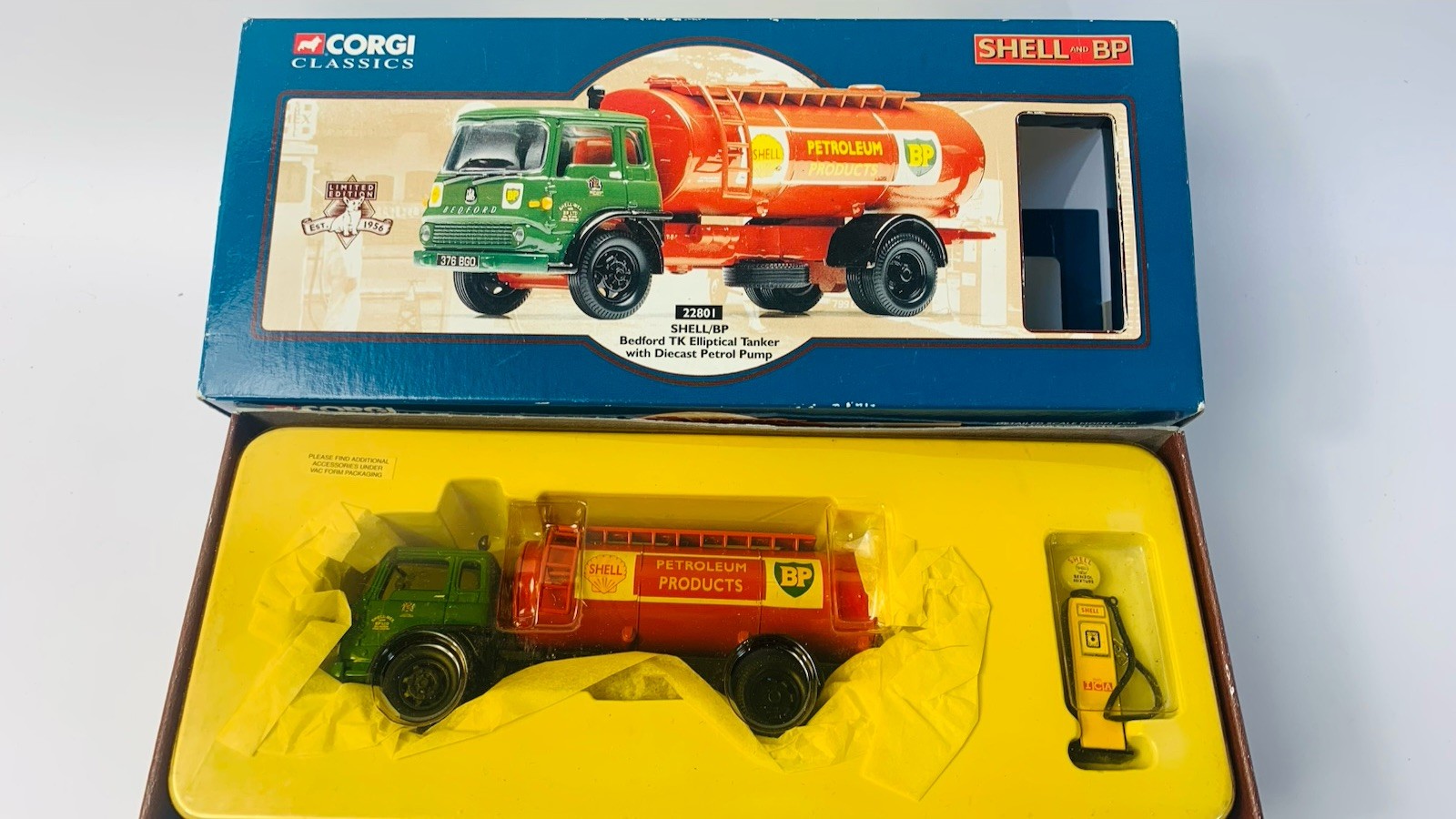 Corgi 22801 Classic Shell BP Bedford TK Fuel Tanker & Fuel Pump
