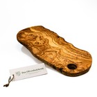 Brotzeitbrett aus Olivenholz im Naturschnitt mit Loch