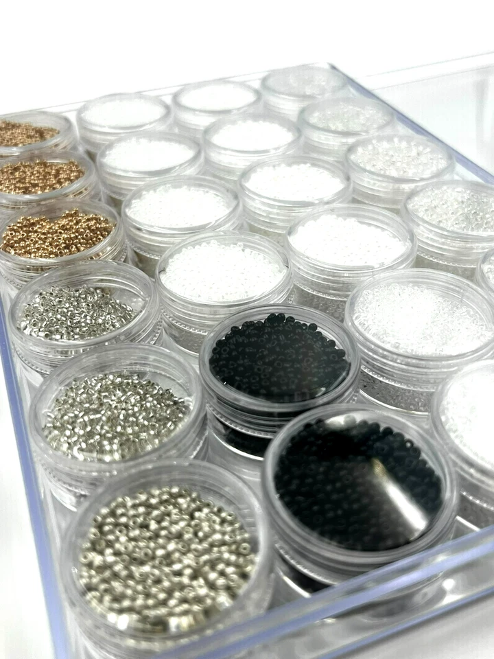 Juego de 24 cuentas de semillas de vidrio blanco/claro/perla/plateado/oro/negro con organizador Foto 3 de 3