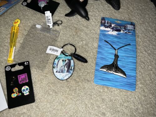 SEAWORLD REUSABLE BAG, BOYS BUNDLE NECKLACE,SEA LIFE CREATURES PATCHS,BOOKS, ETC - Picture 24 of 24