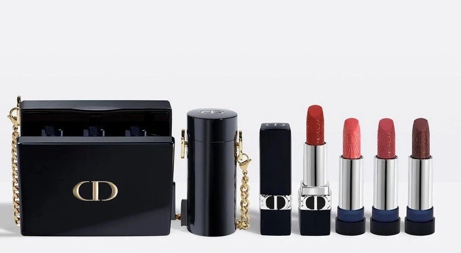 Nuevos labiales Dior 2022 edición limitada 4 tamaño completo presentados en un bolso de mano negro Foto 3 de 4