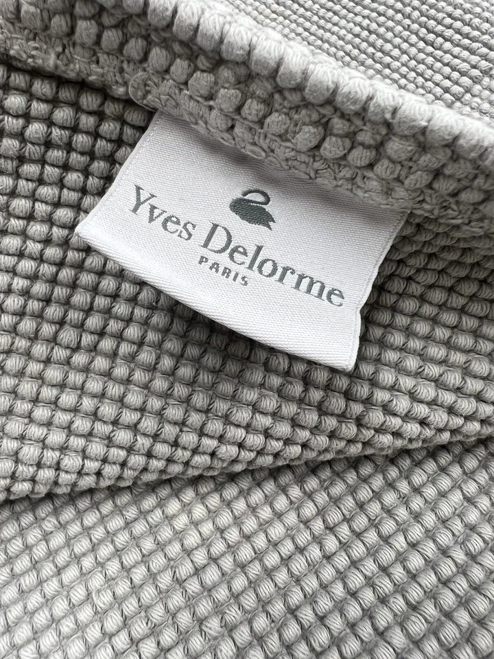 Tapete de banho Yves Delorme Eden cinza algodão de Portugal 24x35” usado com defeitos - Imagem 4 de 4