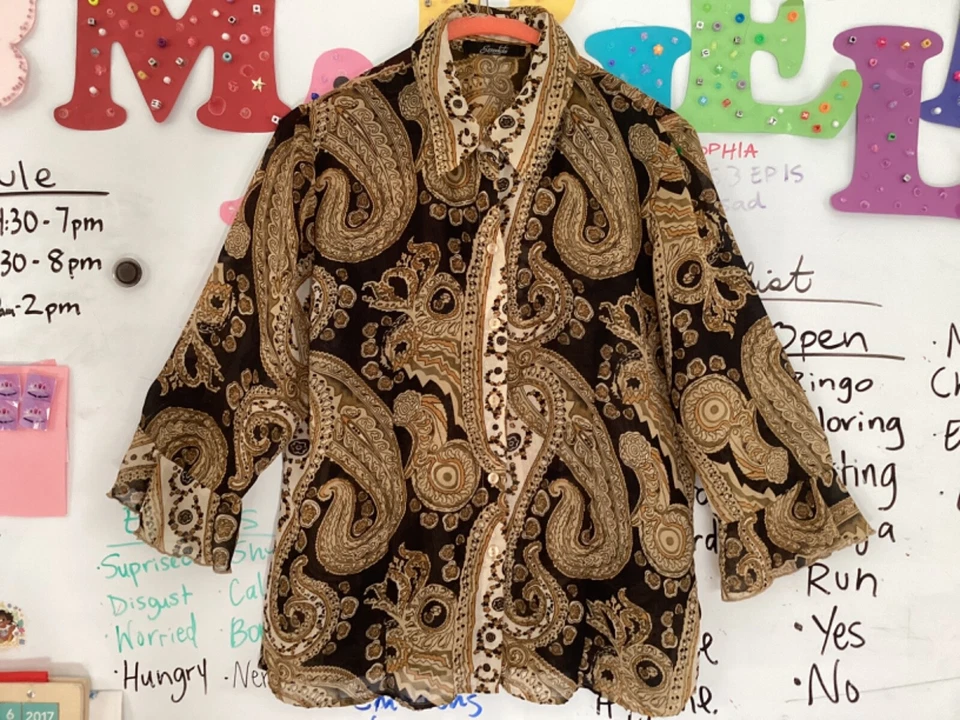 Blusa mediana Essentials by Milano verde floral cuello botón plisado 23193 para mujer Foto 3 de 4