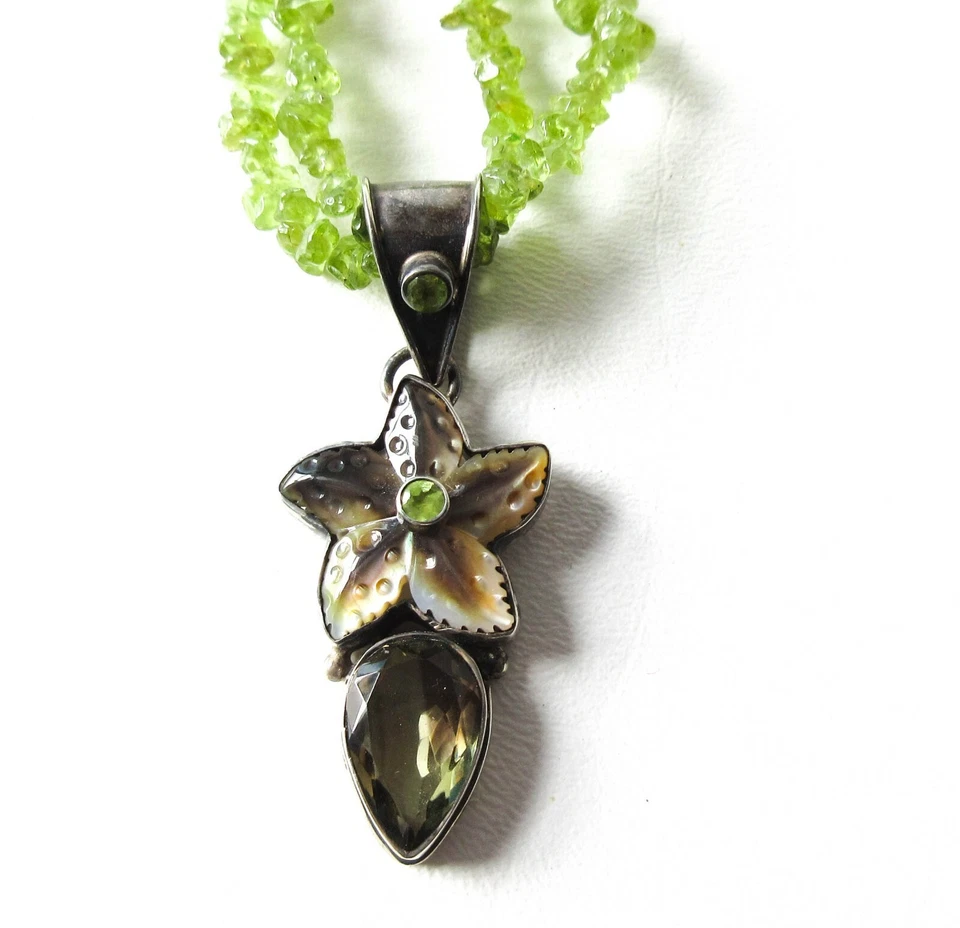 Peridot Chip Strand 项链带大号纯银贝壳花卉吊坠 — 第 3/4 张图片