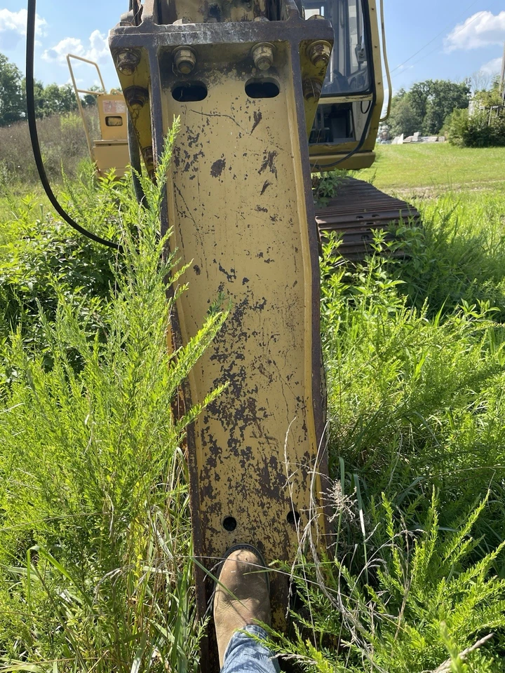 excavadora de caja con cucharones y martillos Foto 4 de 4