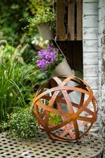 Bornhöft Kugel 40cm aus Metall Edelrost Rost Streifenbandkugel Eisen Deko Garten