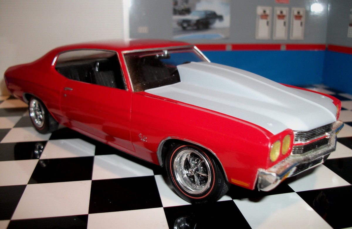 Resin Outlaw Hood '70 and '72 Chevelle SS. AMT 1/25. Includes Jack