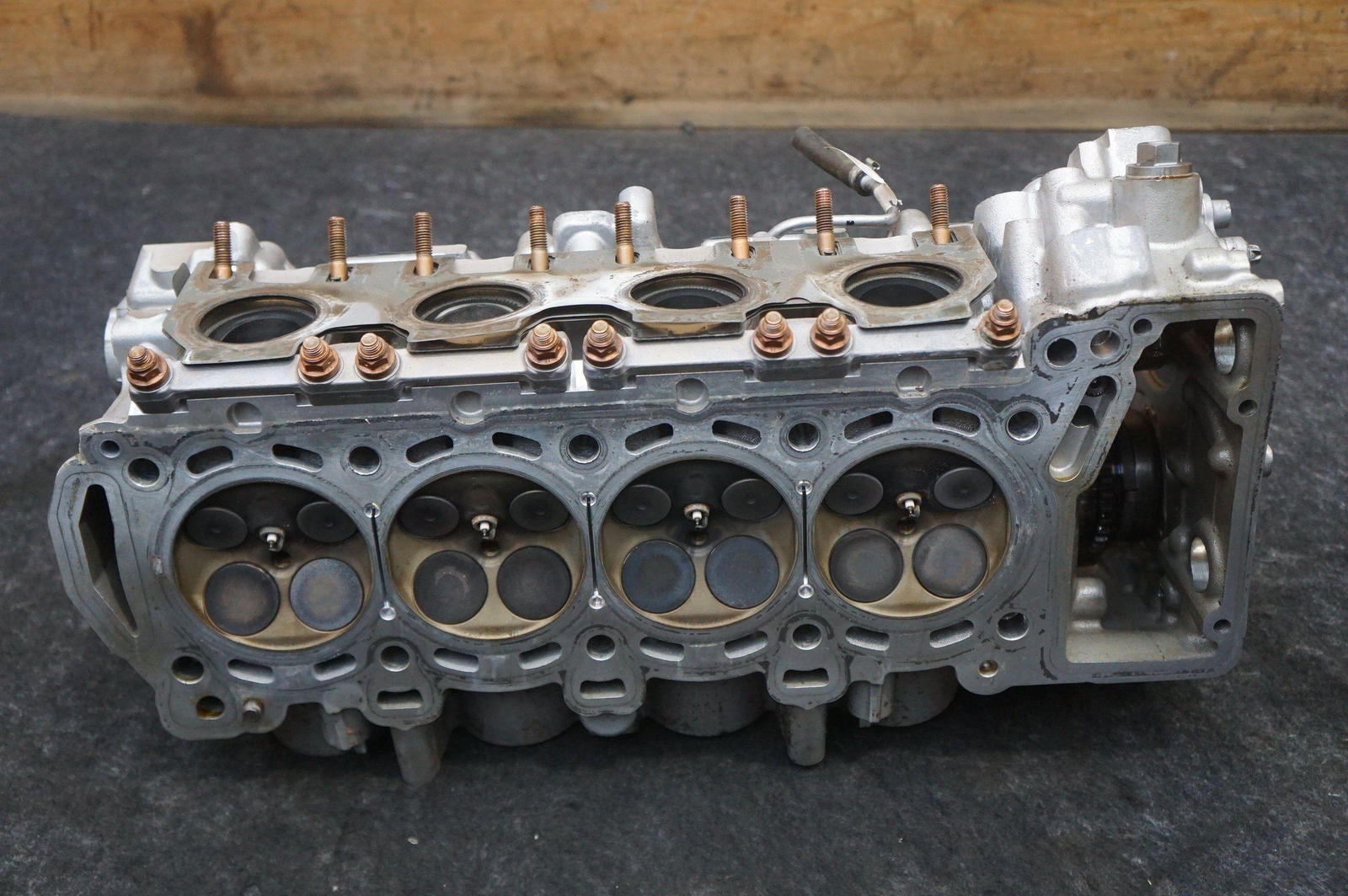 Left Engine Cylinder Head 4.0l V8 OEM MY83-SE6A267-BA Aston Martin Dbx 707 20-23